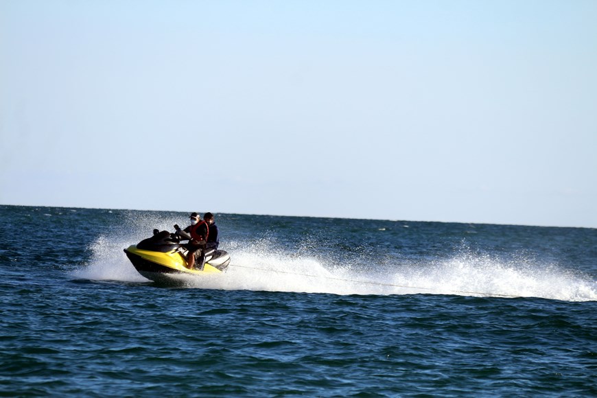 Tourists ride a water scooter off the coastal beaches at Co To. (Photo: VNA)